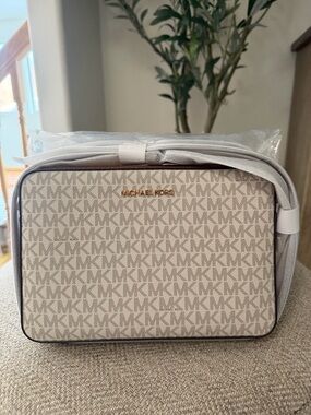 NWT Michael Kors Jet Set Monogram Crossbody Bag in Vanilla/Brown